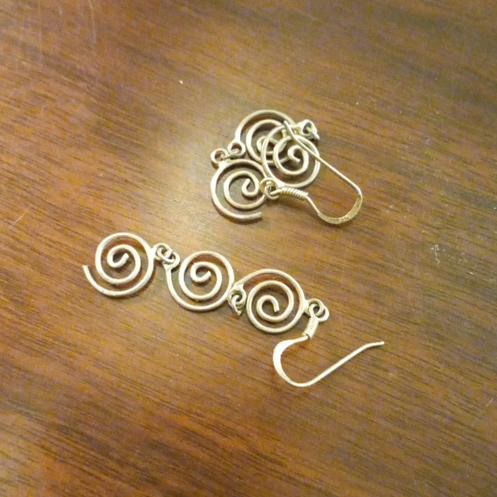 Metal spiral earrings - Picture 4 of 5